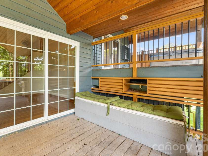 2 Jaks Ridge Drive, Asheville, NC 28805.  MLS# CAR4402090, YatesRealty ID 38169. 