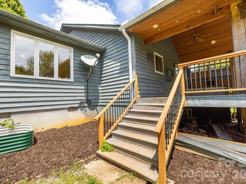 2 Jaks Ridge Drive, Asheville, NC 28805.  MLS# CAR4402090, YatesRealty ID 38169. 
