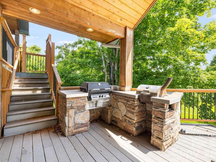 2 Jaks Ridge Drive, Asheville, NC 28805.  MLS# CAR4402090, YatesRealty ID 38169. 