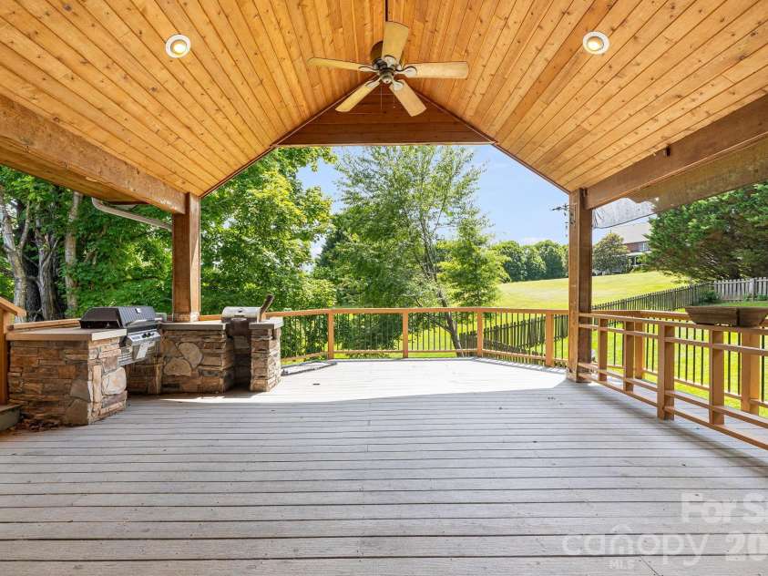2 Jaks Ridge Drive, Asheville, NC 28805.  MLS# CAR4402090, YatesRealty ID 38169. 