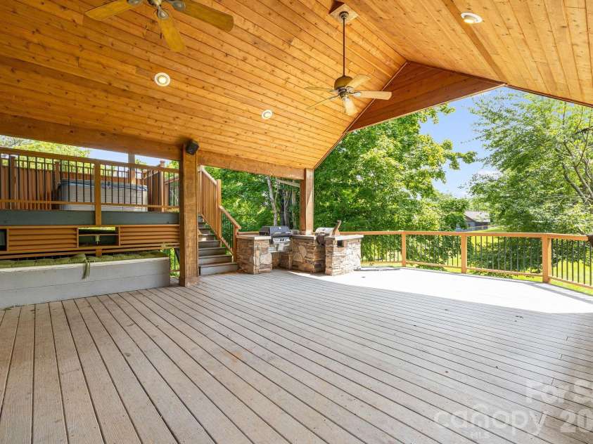 2 Jaks Ridge Drive, Asheville, NC 28805.  MLS# CAR4402090, YatesRealty ID 38169. 