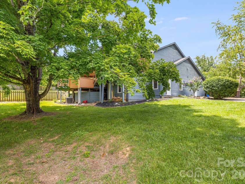 2 Jaks Ridge Drive, Asheville, NC 28805.  MLS# CAR4402090, YatesRealty ID 38169. 