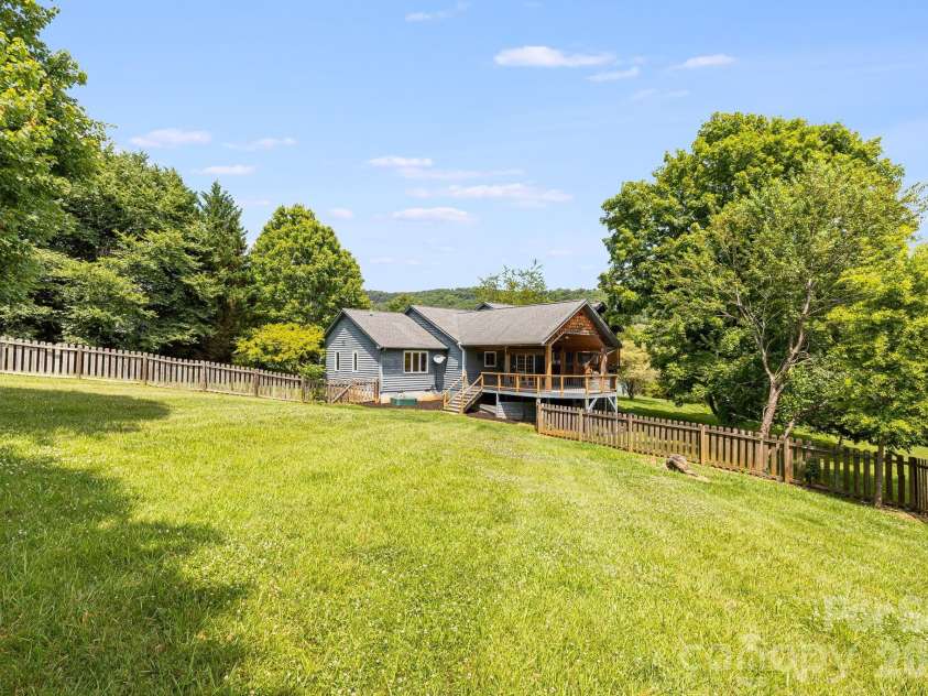 2 Jaks Ridge Drive, Asheville, NC 28805.  MLS# CAR4402090, YatesRealty ID 38169. 