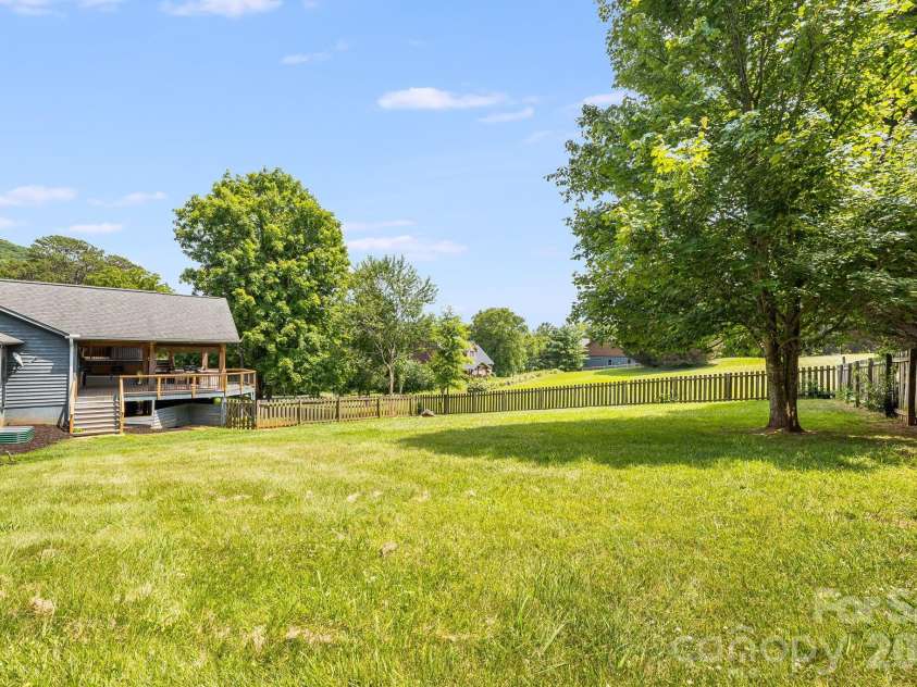 2 Jaks Ridge Drive, Asheville, NC 28805.  MLS# CAR4402090, YatesRealty ID 38169. 