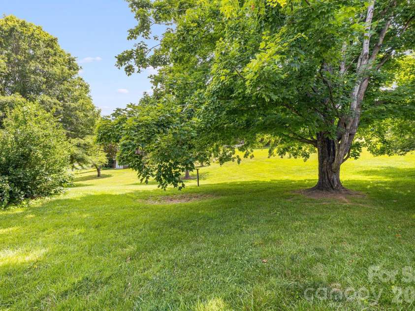 2 Jaks Ridge Drive, Asheville, NC 28805.  MLS# CAR4402090, YatesRealty ID 38169. 