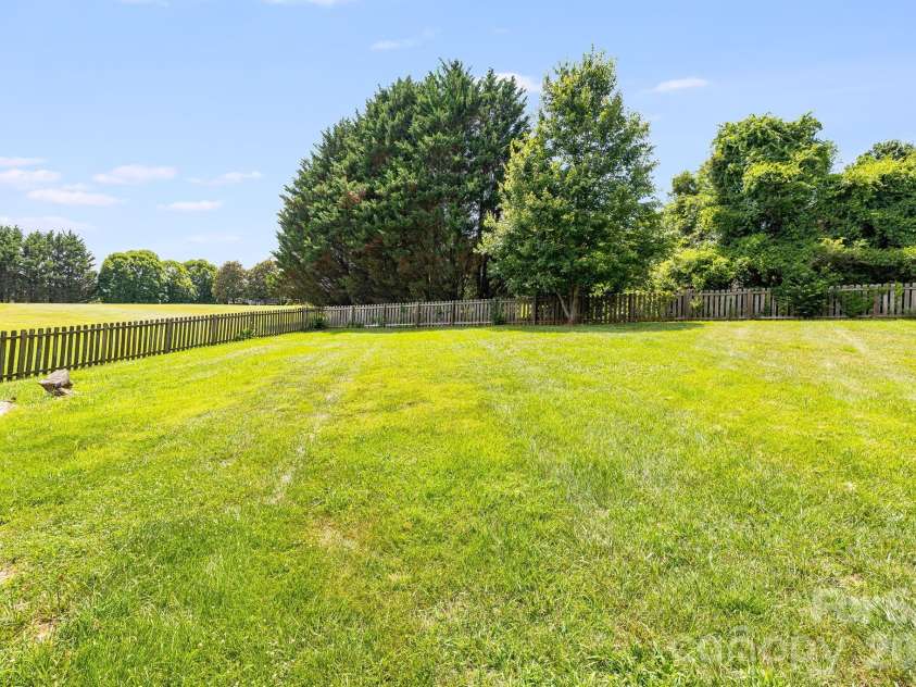 2 Jaks Ridge Drive, Asheville, NC 28805.  MLS# CAR4402090, YatesRealty ID 38169. 