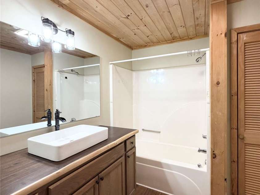 3430 Tranquil Hills Drive, Lenoir, NC 28645.  MLS# CAR4402608, YatesRealty ID 38174. Full Bathroom