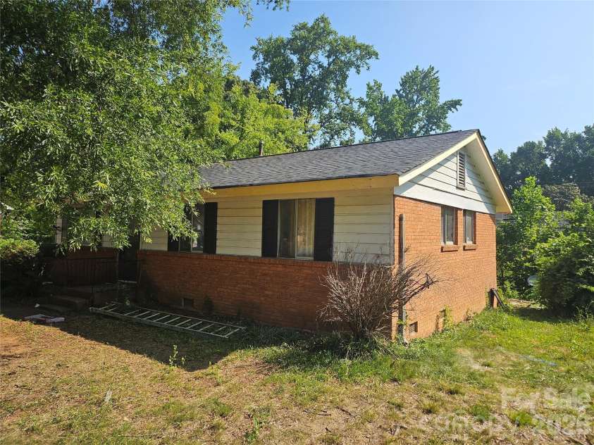 5415 Dennis Court, Charlotte, NC 28213.  MLS# CAR4400471, YatesRealty ID 38178. 