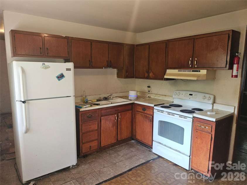 5415 Dennis Court, Charlotte, NC 28213.  MLS# CAR4400471, YatesRealty ID 38178. 
