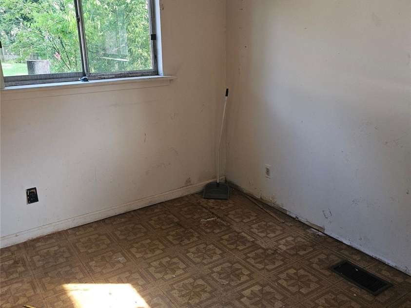 5415 Dennis Court, Charlotte, NC 28213.  MLS# CAR4400471, YatesRealty ID 38178. 