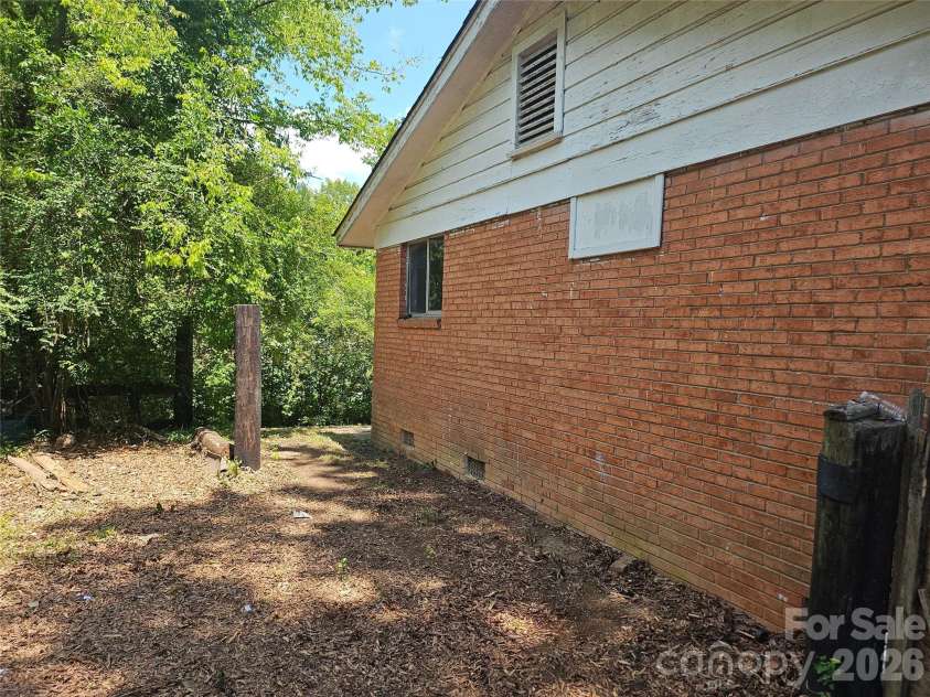5415 Dennis Court, Charlotte, NC 28213.  MLS# CAR4400471, YatesRealty ID 38178. 