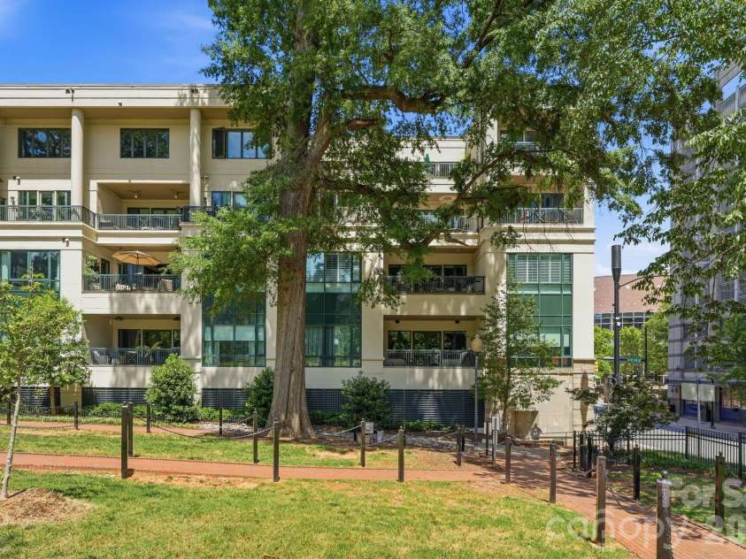 229 Church Street, Charlotte, NC 28202.  MLS# CAR4381312, YatesRealty ID 3818. Beautifully positioned alongside Fourth Ward Park, the building offers a rare residential setting surrounded by mature trees and green space in Uptown Charlotte.
