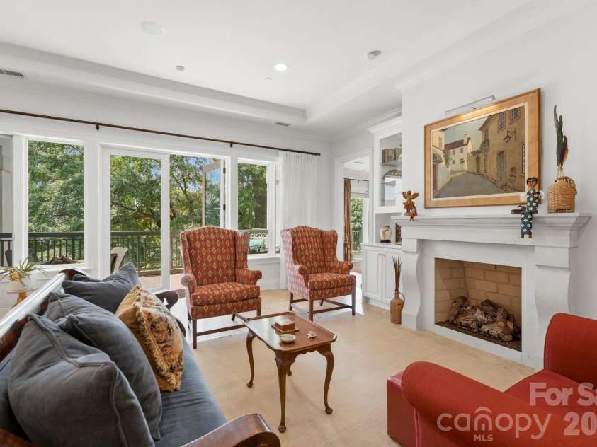 229 Church Street, Charlotte, NC 28202.  MLS# CAR4381312, YatesRealty ID 3818. Bright and inviting living area with oversized windows, beautiful natural light, and seamless access to the private covered terrace overlooking Fourth Ward.