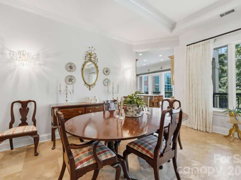 229 Church Street, Charlotte, NC 28202.  MLS# CAR4381312, YatesRealty ID 3818. Elegant dining space with refined finishes, soaring ceilings, and seamless flow into the chef’s kitchen and main living areas. Perfect for intimate dinners or entertaining guests in the heart of Uptown Charlotte.