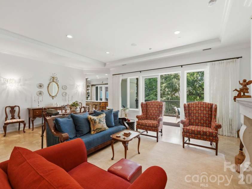 229 Church Street, Charlotte, NC 28202.  MLS# CAR4381312, YatesRealty ID 3818. Elegant open living spaces offer soaring ceilings, oversized windows, refined finishes, and a beautiful fireplace. Designed for both upscale entertaining and comfortable everyday living.