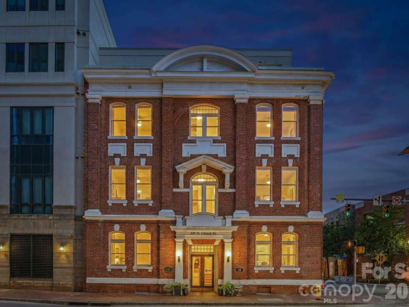 229 Church Street, Charlotte, NC 28202.  MLS# CAR4381312, YatesRealty ID 3818. Historic charm and sophisticated Uptown living come together at Settlers Place, one of Charlotte’s most exclusive boutique luxury residences in the heart of Fourth Ward. Enjoy walkable access to restaurants, sporting even