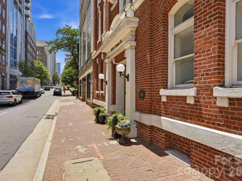229 Church Street, Charlotte, NC 28202.  MLS# CAR4381312, YatesRealty ID 3818. Located in the heart of Fourth Ward, Settlers Place offers true walkable Uptown living just moments from restaurants, parks, sporting events, and entertainment.
