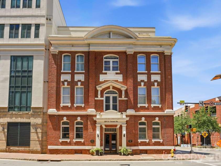 229 Church Street, Charlotte, NC 28202.  MLS# CAR4381312, YatesRealty ID 3818. Settlers Place blends historic architecture with modern luxury, creating one of Uptown Charlotte’s most distinctive boutique residences.