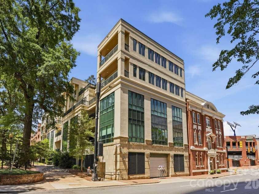 229 Church Street, Charlotte, NC 28202.  MLS# CAR4381312, YatesRealty ID 3818. Sophisticated boutique living in the heart of Fourth Ward with elegant architecture, private residences, and direct access to Uptown Charlotte’s best amenities.