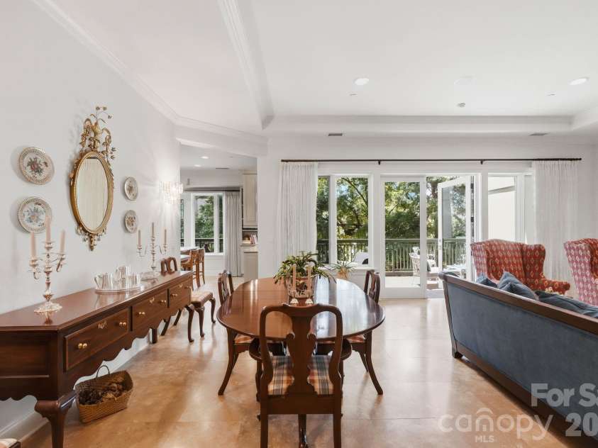 229 Church Street, Charlotte, NC 28202.  MLS# CAR4381312, YatesRealty ID 3818. Spacious dining and living areas flow seamlessly together while oversized glass doors open to the covered terrace with peaceful treetop views in historic Fourth Ward.