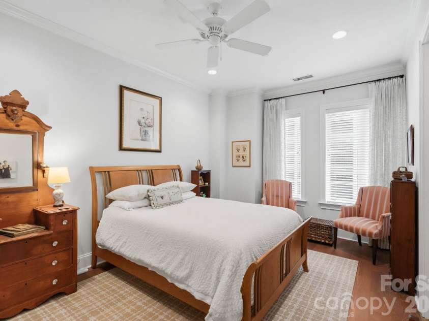 229 Church Street, Charlotte, NC 28202.  MLS# CAR4381312, YatesRealty ID 3818. Spacious guest suite with hardwood flooring, oversized windows, and a peaceful retreat like setting perfect for family or overnight guests.
