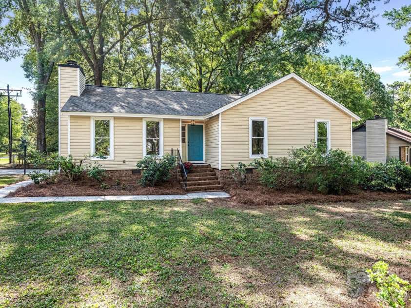9501 Buckskin Lane, Charlotte, NC 28227.  MLS# CAR4402622, YatesRealty ID 38183. 