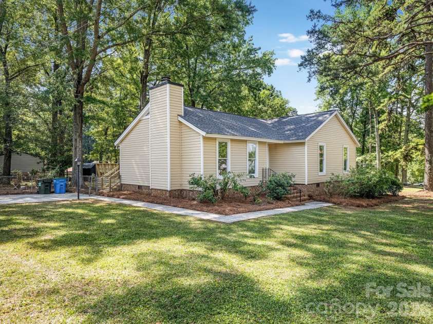 9501 Buckskin Lane, Charlotte, NC 28227.  MLS# CAR4402622, YatesRealty ID 38183. 