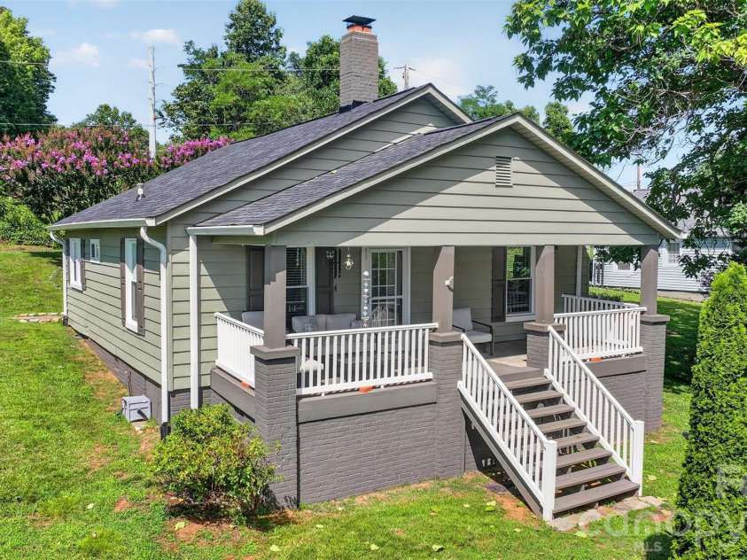 106 Lake Drive, Hickory, NC 28601.  MLS# CAR4398844, YatesRealty ID 38186. 