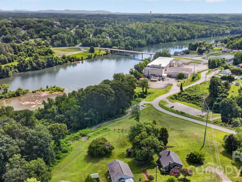 106 Lake Drive, Hickory, NC 28601.  MLS# CAR4398844, YatesRealty ID 38186. 