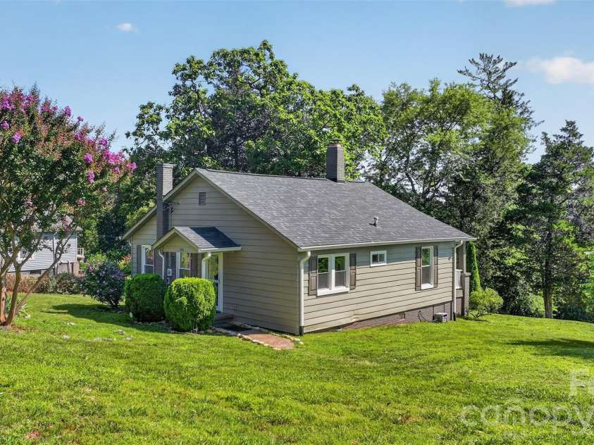 106 Lake Drive, Hickory, NC 28601.  MLS# CAR4398844, YatesRealty ID 38186. 