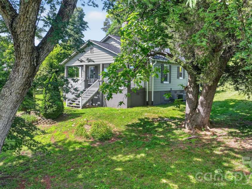 106 Lake Drive, Hickory, NC 28601.  MLS# CAR4398844, YatesRealty ID 38186. 