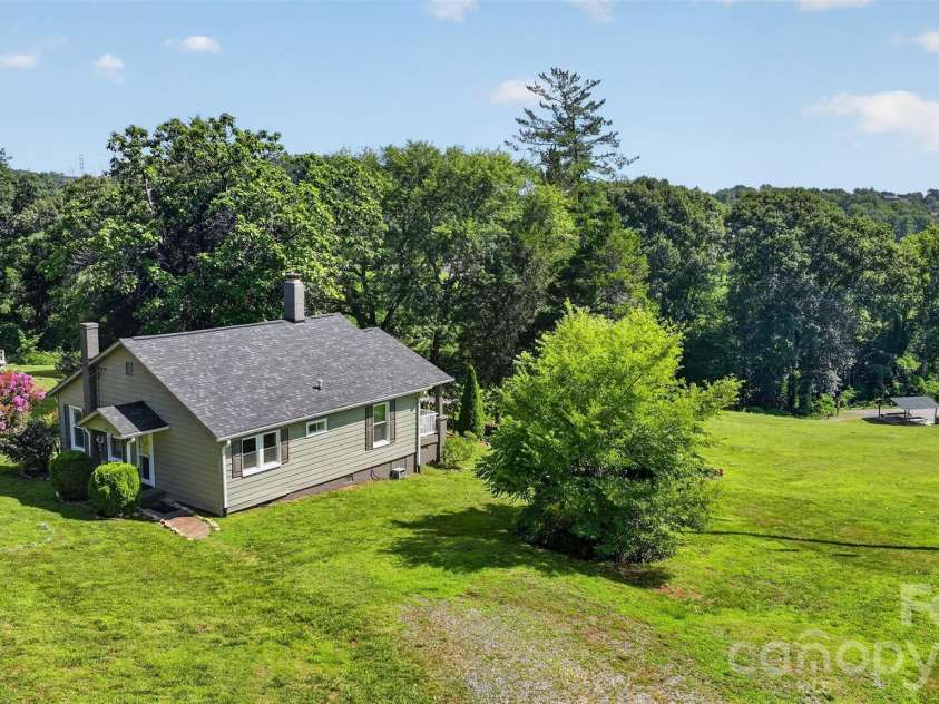 106 Lake Drive, Hickory, NC 28601.  MLS# CAR4398844, YatesRealty ID 38186. 