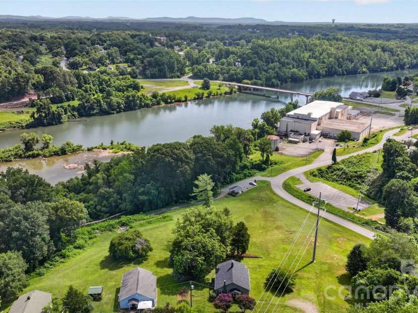 106 Lake Drive, Hickory, NC 28601.  MLS# CAR4398844, YatesRealty ID 38186. 