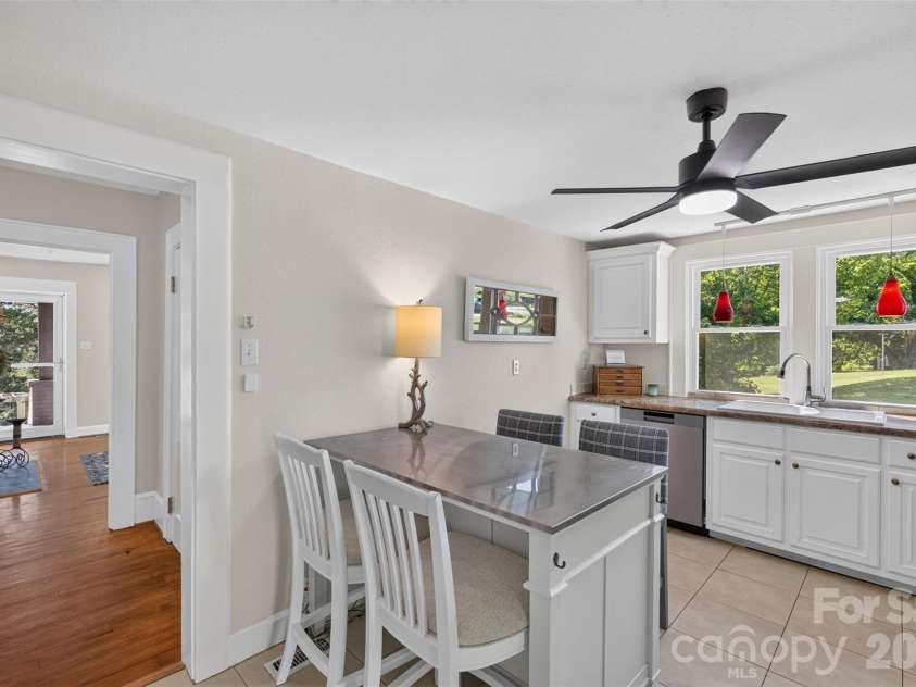 106 Lake Drive, Hickory, NC 28601.  MLS# CAR4398844, YatesRealty ID 38186. 