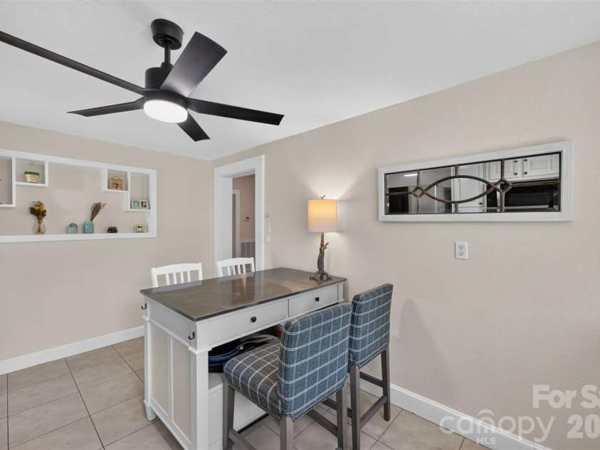 106 Lake Drive, Hickory, NC 28601.  MLS# CAR4398844, YatesRealty ID 38186. 