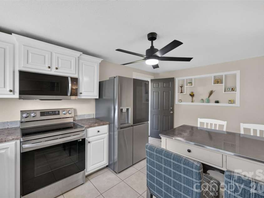 106 Lake Drive, Hickory, NC 28601.  MLS# CAR4398844, YatesRealty ID 38186. 