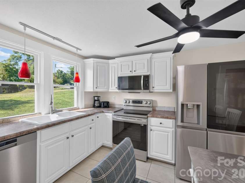 106 Lake Drive, Hickory, NC 28601.  MLS# CAR4398844, YatesRealty ID 38186. 