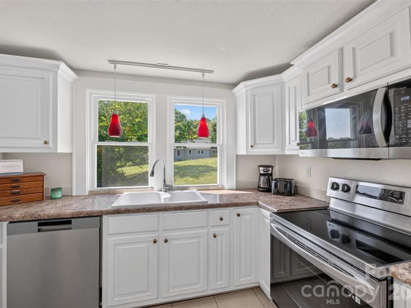 106 Lake Drive, Hickory, NC 28601.  MLS# CAR4398844, YatesRealty ID 38186. 