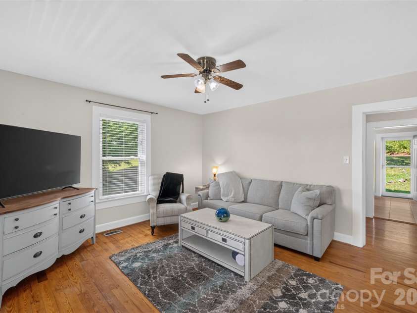 106 Lake Drive, Hickory, NC 28601.  MLS# CAR4398844, YatesRealty ID 38186. 