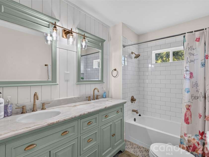106 Lake Drive, Hickory, NC 28601.  MLS# CAR4398844, YatesRealty ID 38186. 