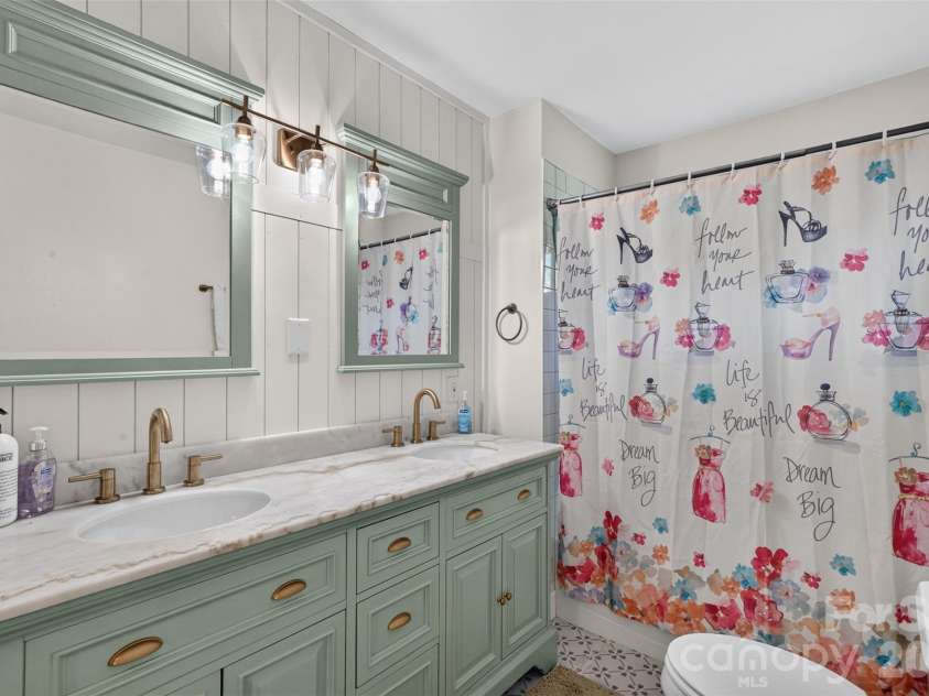 106 Lake Drive, Hickory, NC 28601.  MLS# CAR4398844, YatesRealty ID 38186. 