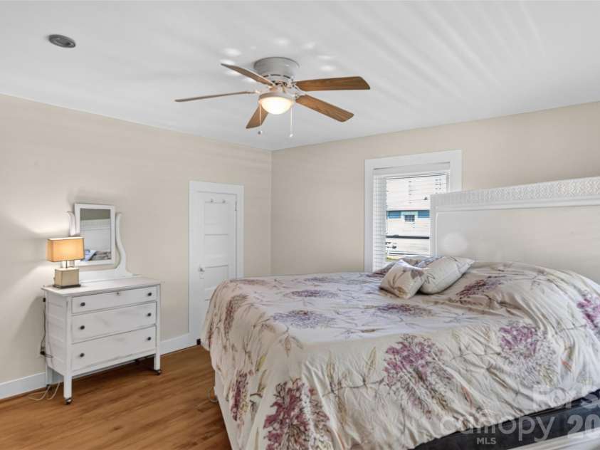 106 Lake Drive, Hickory, NC 28601.  MLS# CAR4398844, YatesRealty ID 38186. 