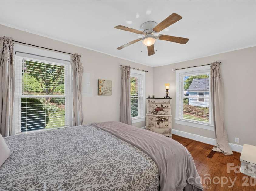 106 Lake Drive, Hickory, NC 28601.  MLS# CAR4398844, YatesRealty ID 38186. 