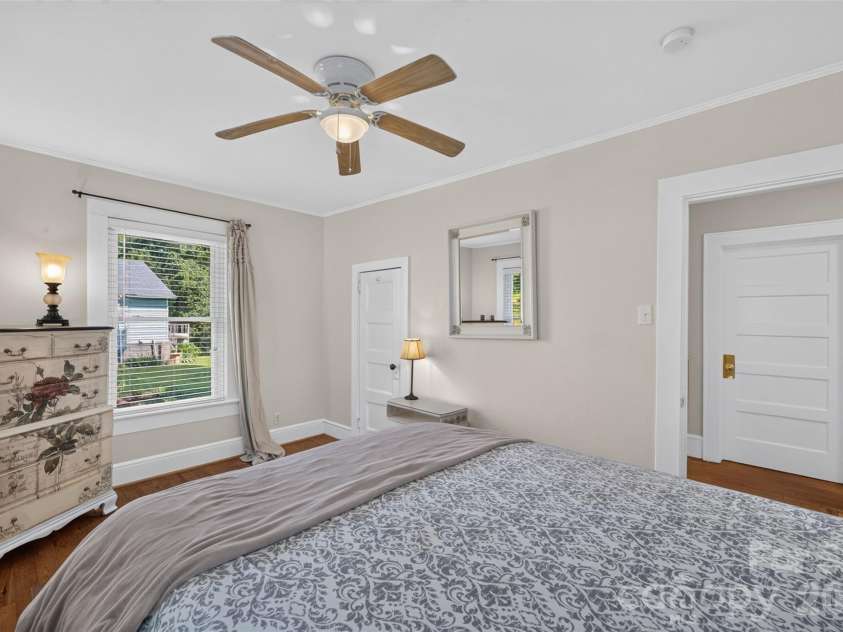 106 Lake Drive, Hickory, NC 28601.  MLS# CAR4398844, YatesRealty ID 38186. 