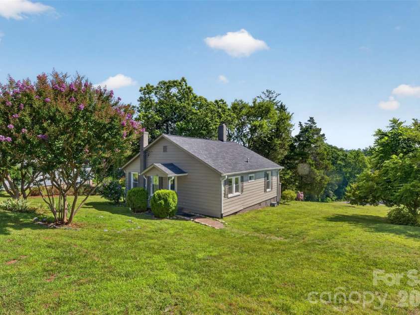 106 Lake Drive, Hickory, NC 28601.  MLS# CAR4398844, YatesRealty ID 38186. 