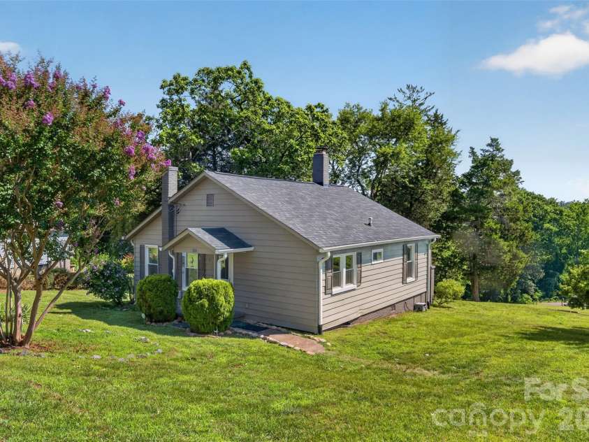 106 Lake Drive, Hickory, NC 28601.  MLS# CAR4398844, YatesRealty ID 38186. 