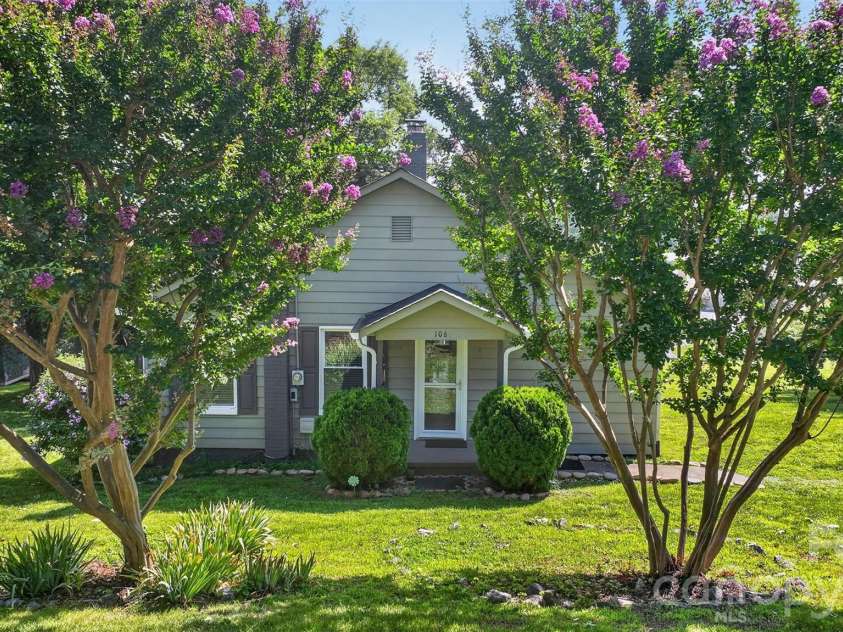 106 Lake Drive, Hickory, NC 28601.  MLS# CAR4398844, YatesRealty ID 38186. 