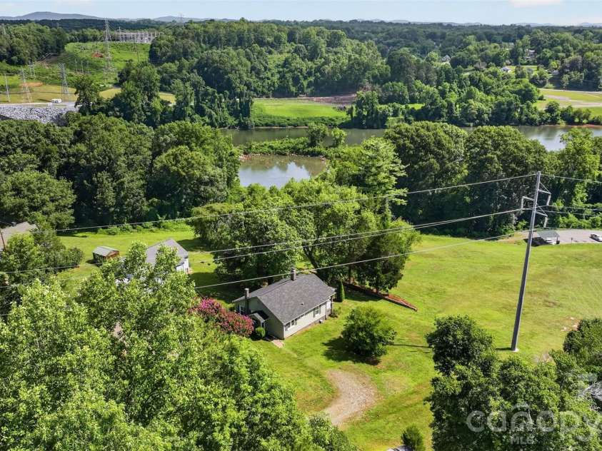 106 Lake Drive, Hickory, NC 28601.  MLS# CAR4398844, YatesRealty ID 38186. 