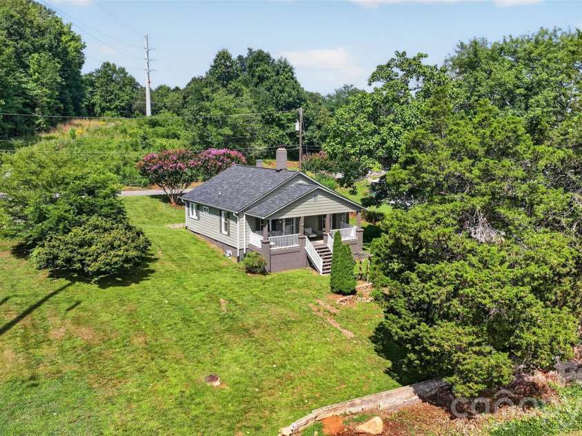 106 Lake Drive, Hickory, NC 28601.  MLS# CAR4398844, YatesRealty ID 38186. 