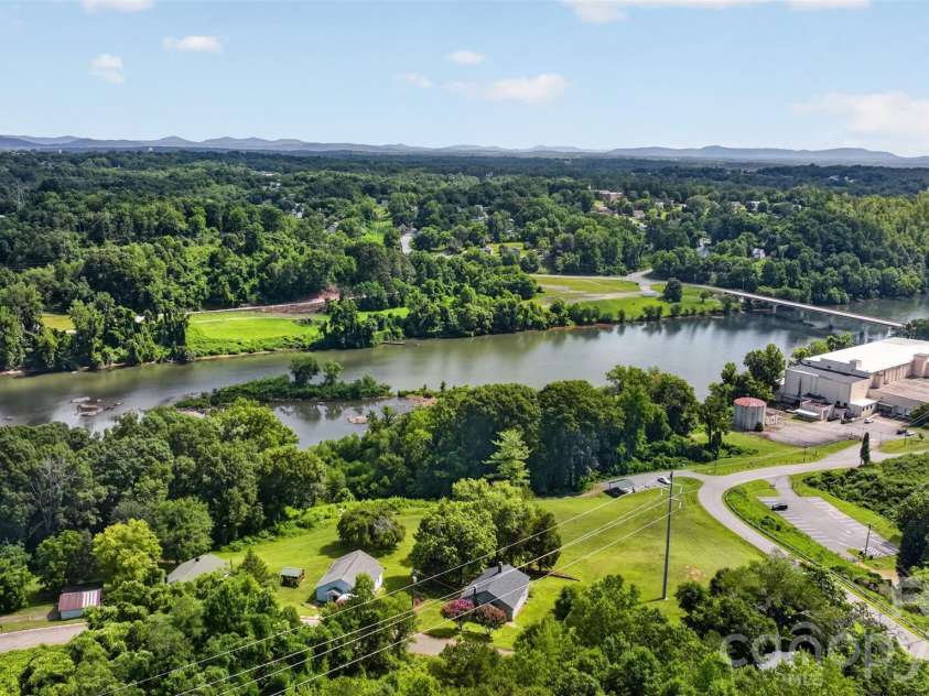 106 Lake Drive, Hickory, NC 28601.  MLS# CAR4398844, YatesRealty ID 38186. 